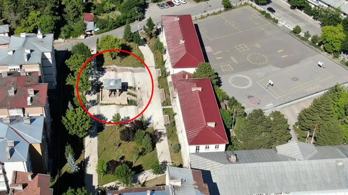 Tarihte eşine az rastlanır! Adına devlet kuruldu, günümüzde kabri binalar arasında kayboluyor
