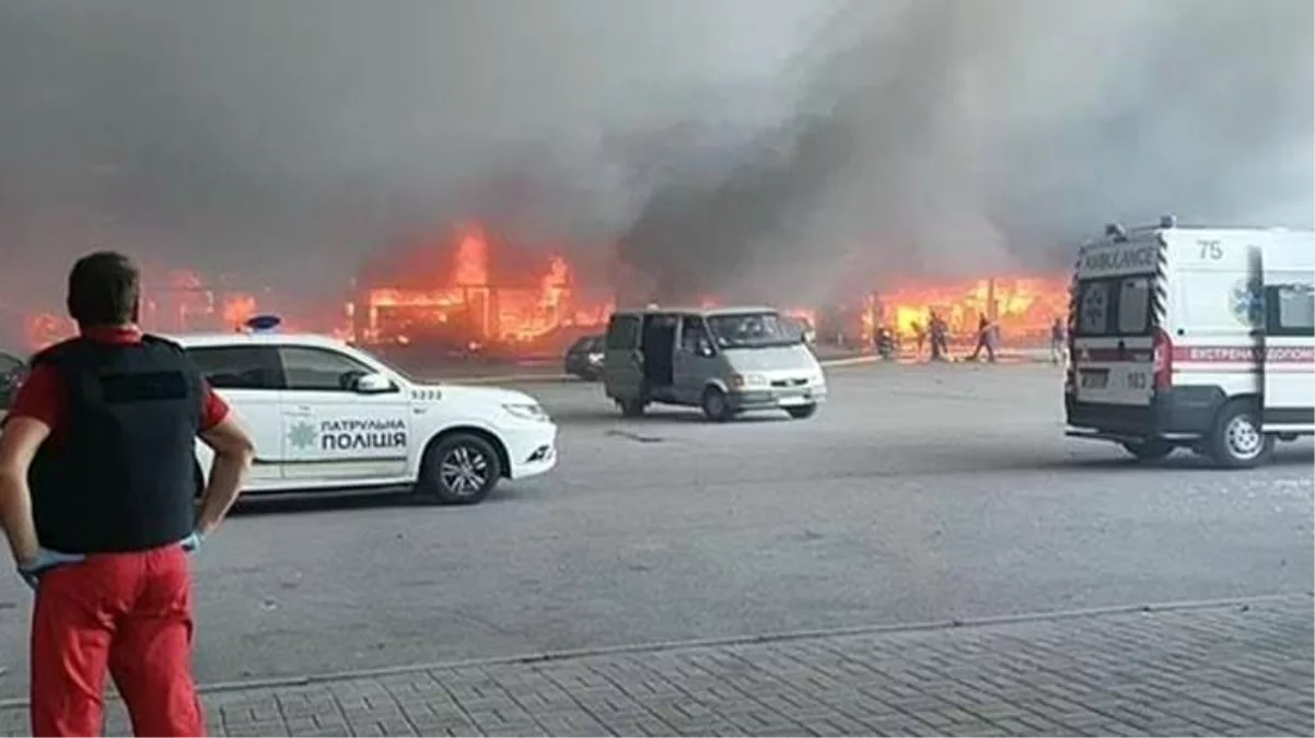 Ukrayna'da füzeyle vurulan AVM'den gelen ilk görüntüler korkunç